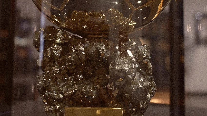 为什么右路边锋多是左脚：位置与惯用脚的搭配逻辑·场内视角·名将侧记